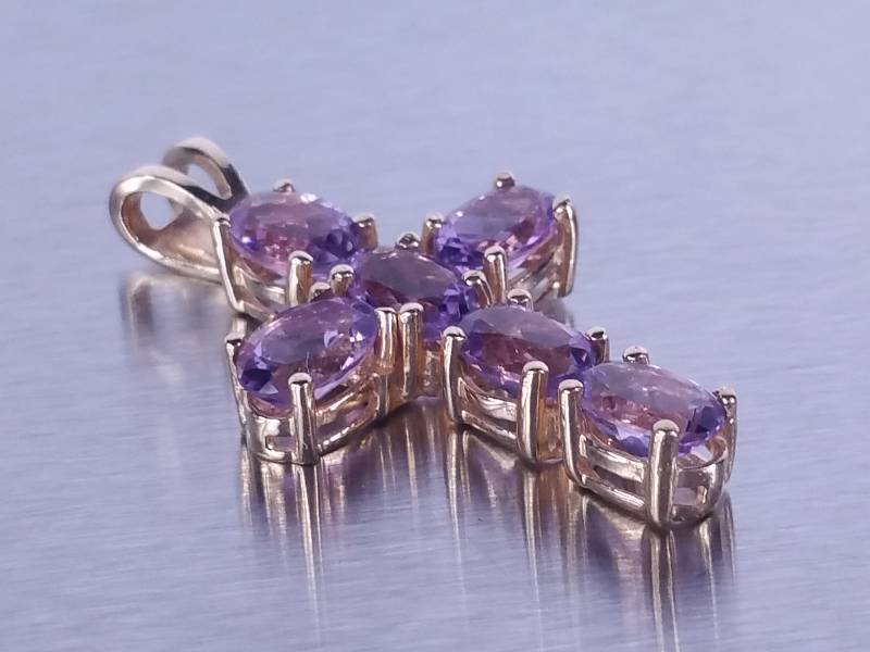 lot 34 image: Amethyst Pendant in Yellow Gold