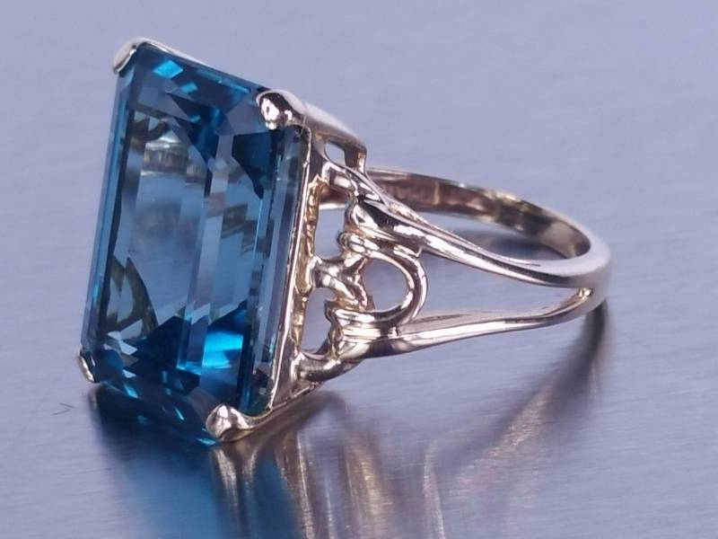 lot 38 image: London Blue Topaz Ring in Yellow Gold
