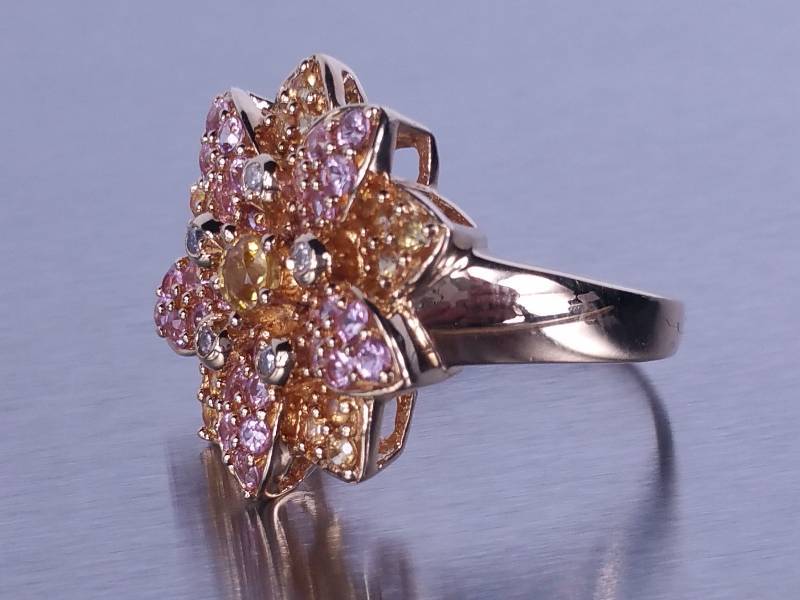 lot 39 image: Pink & Yellow Sapphire Ring in Yellow Gold