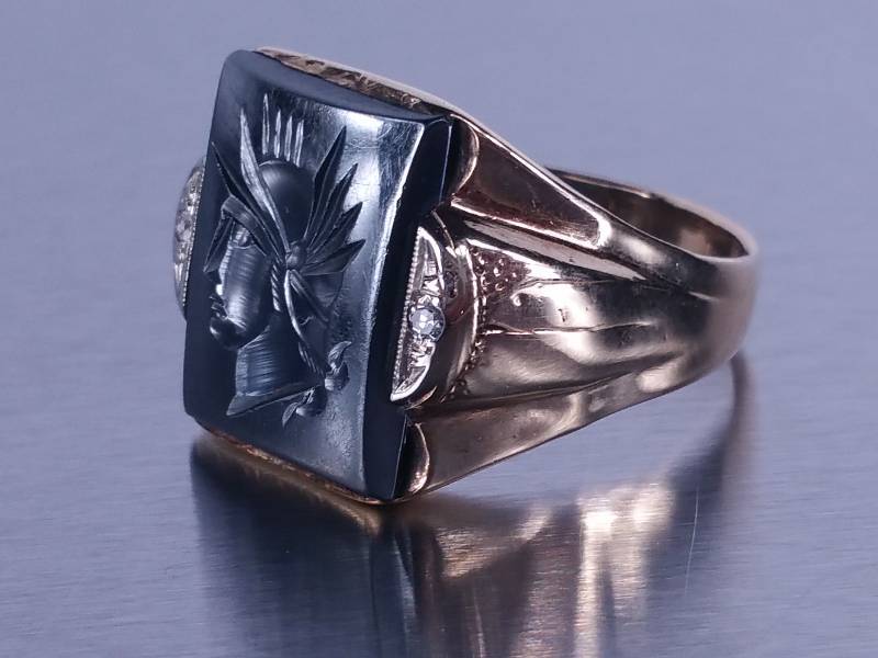lot 42 image: Mens Designer Ring in Yellow Gold