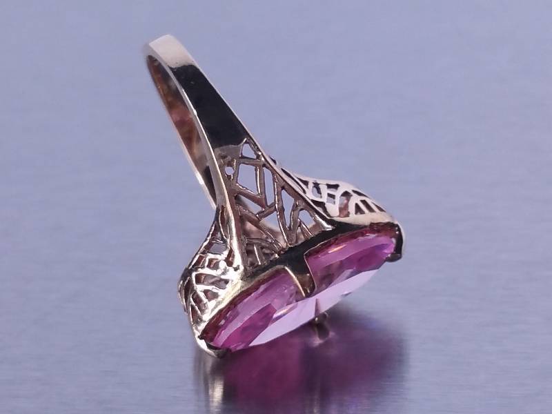 lot 43 image: Pink Sapphire Marquise Estate Ring in Yellow Gold