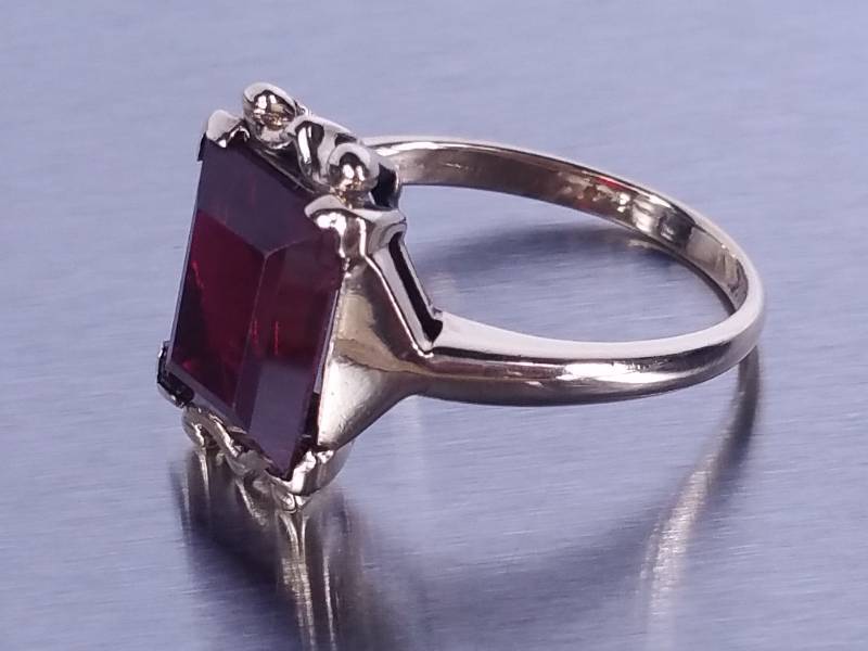lot 44 image: Ruby Estate Ring in Yellow Gold
