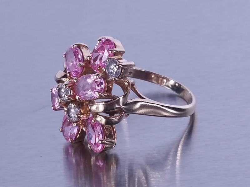 lot 45 image: Pink Sapphire Estate Ring in Yellow Gold
