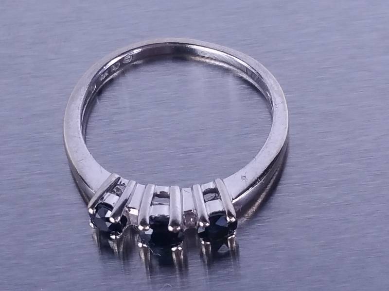 lot 49 image: Sapphire Estate Ring in White Gold