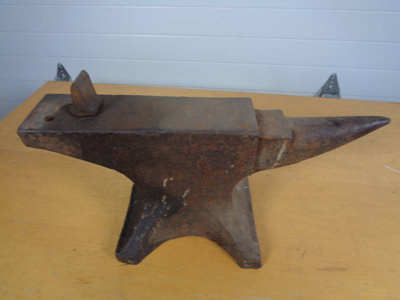 lot 12 image: Large Blacksmith Anvil