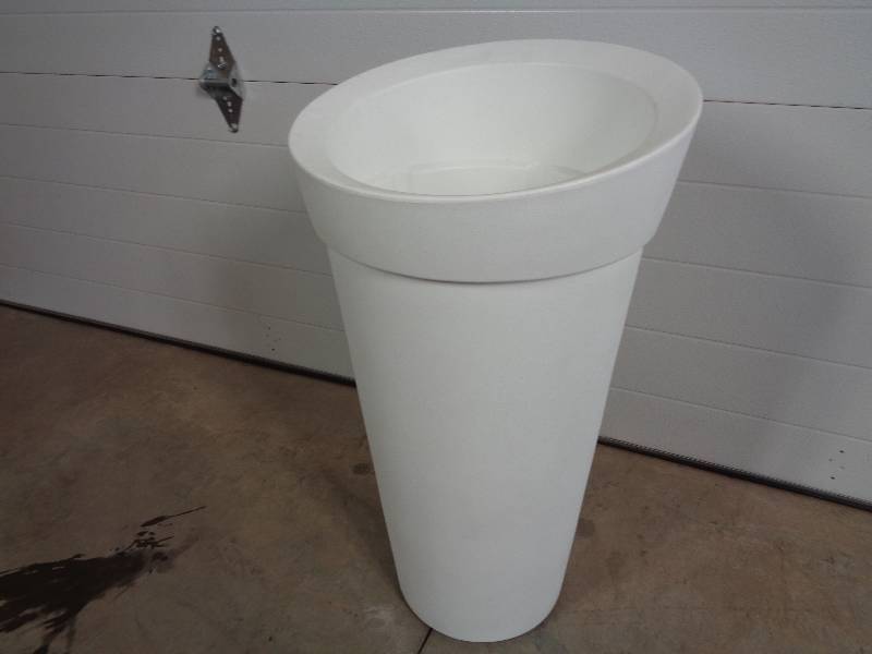 lot 17 image: New Large Mayne Polyethylene Planter