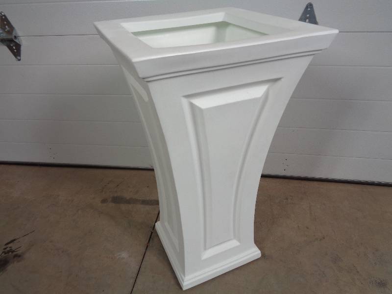 lot 18 image: New Large Mayne Polyethylene Planter