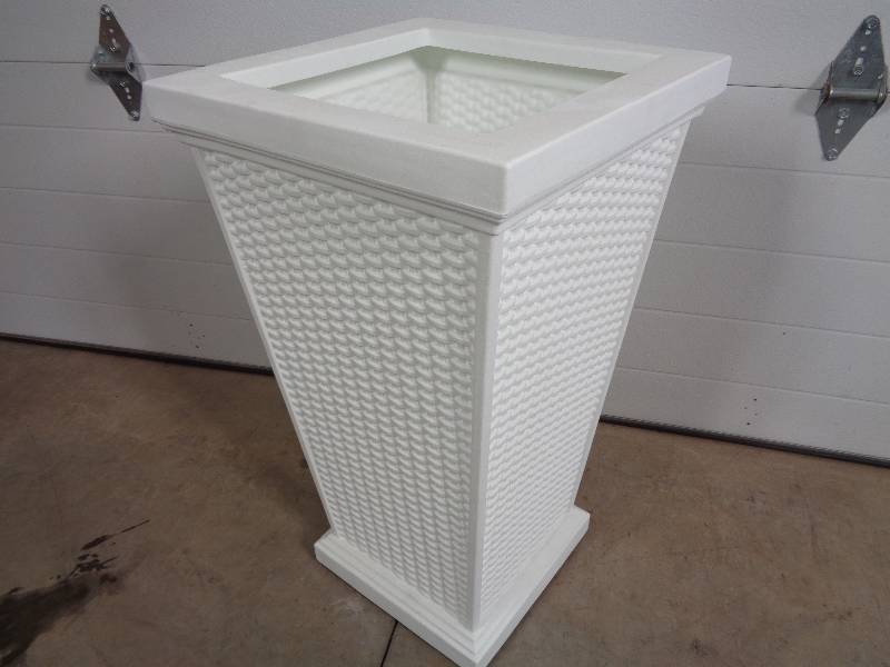 lot 19 image: New Large Mayne Polyethylene Planter