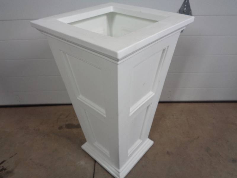 lot 21 image: New Large Mayne Polyethylene Planter