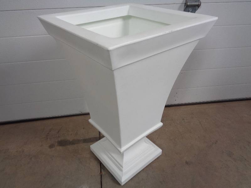lot 22 image: New Large Mayne Polyethylene Planter