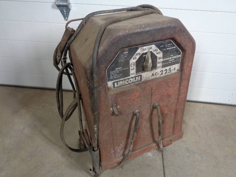 lot 26 image: Old Lincoln Welder