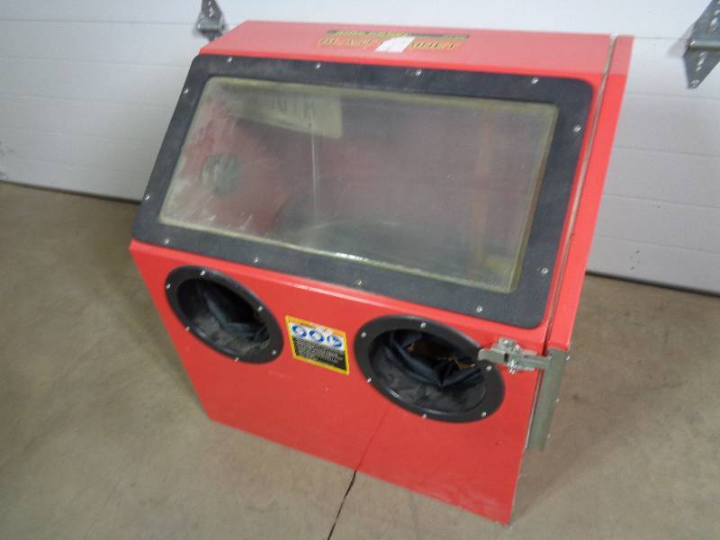 lot 29 image: 30 Gallon Sand Blasting Cabinet