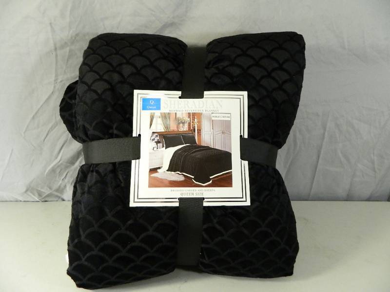 lot 39 image: New Queen Sized Mermaid Reversible Blanket