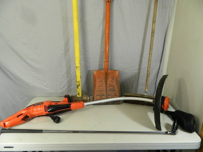lot 87 image: Long Handle Tools