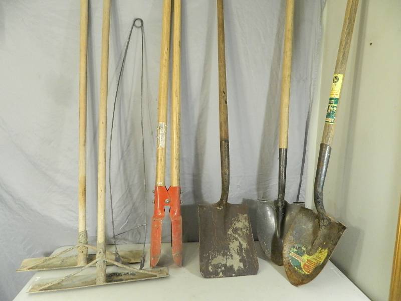lot 89 image: Long Handle Tools
