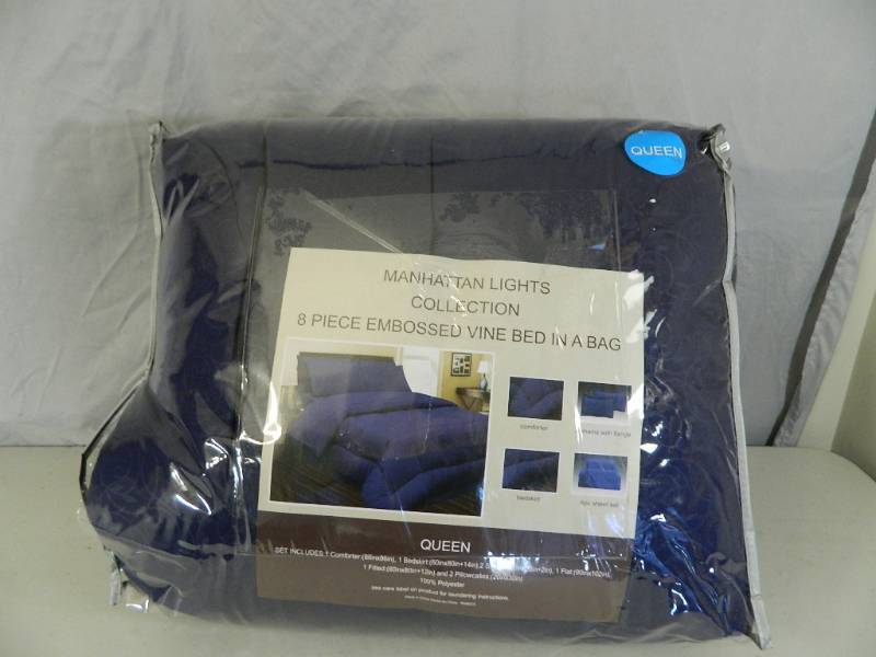 lot 91 image: New Manhattan Lights Collection 8 Piece Embossed Vine Bed in A Bag