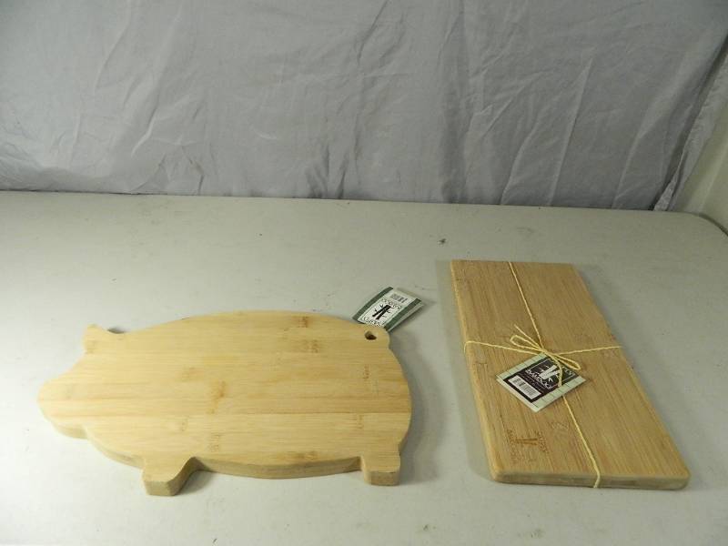 lot 100 image: 2 New Bamboo Cutting Boards