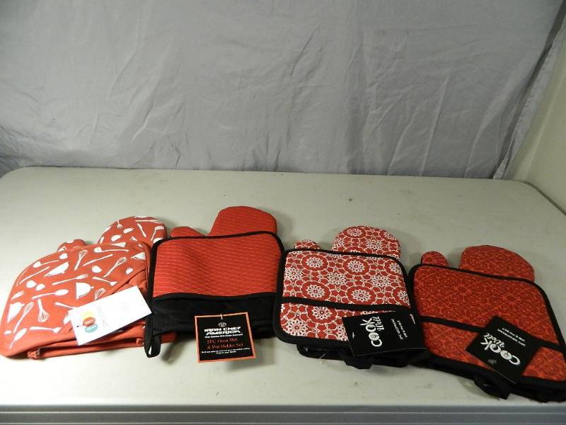 lot 102 image: 4 New Oven Mitt Sets