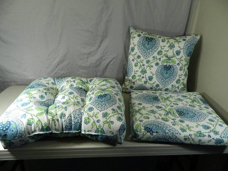 lot 114 image: New Cushions and Pillow