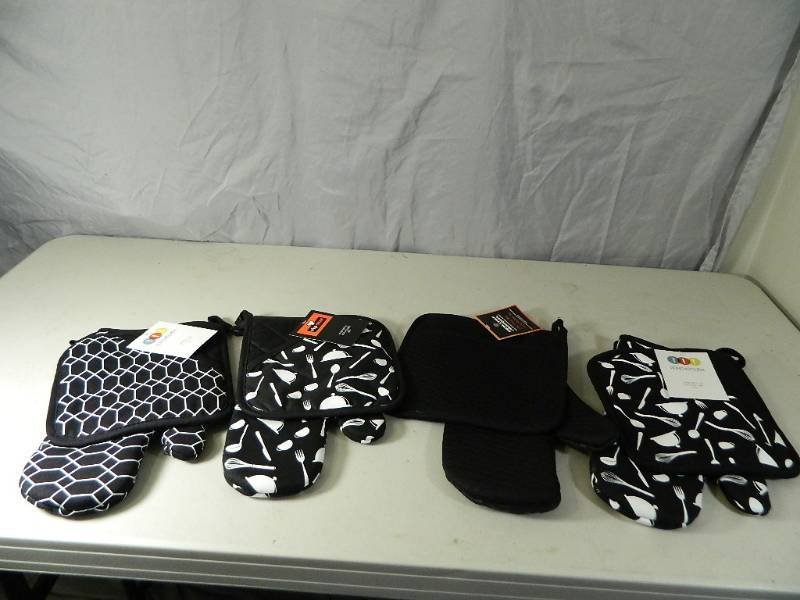lot 119 image: 4 New Oven Mitt Sets