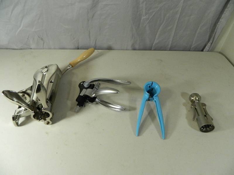 lot 124 image: 4 New Wine Accessories  Tools