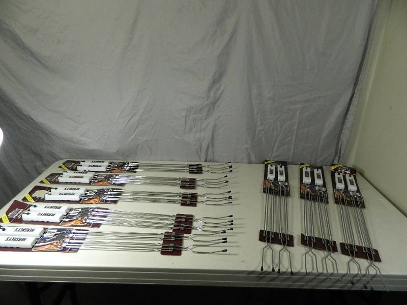 lot 128 image: 8 New 2 Pc Hersheys Smores Sets