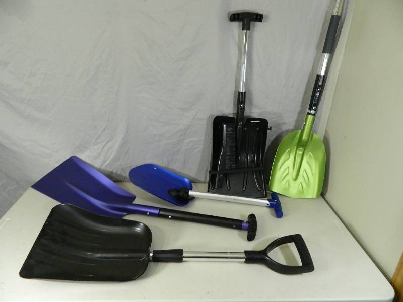 lot 141 image: 5 New Shovels