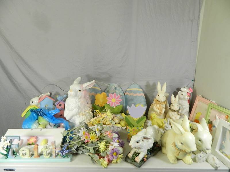 lot 152 image: Tons of Cute Easter Decor