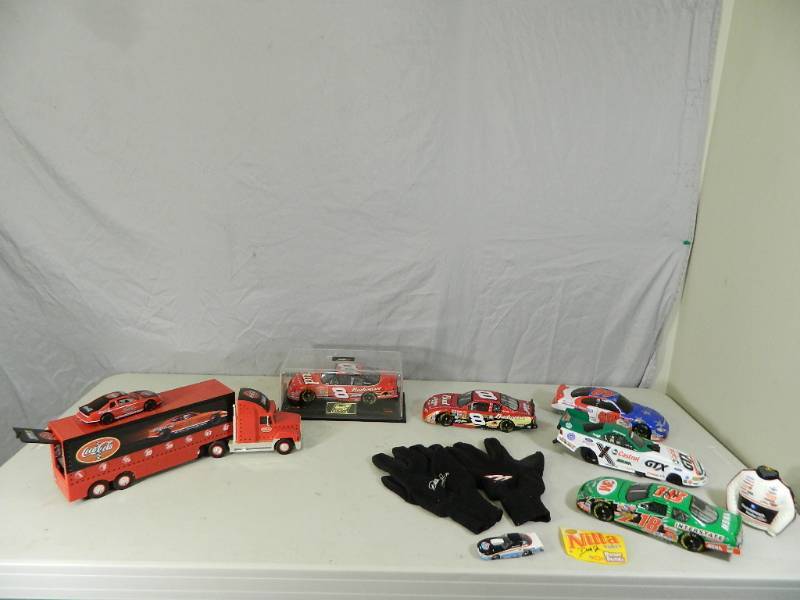 lot 154 image: Very Nice Assortment of Diecasts and More