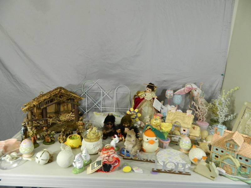 lot 161 image: Dept 56, Holiday Decor, More