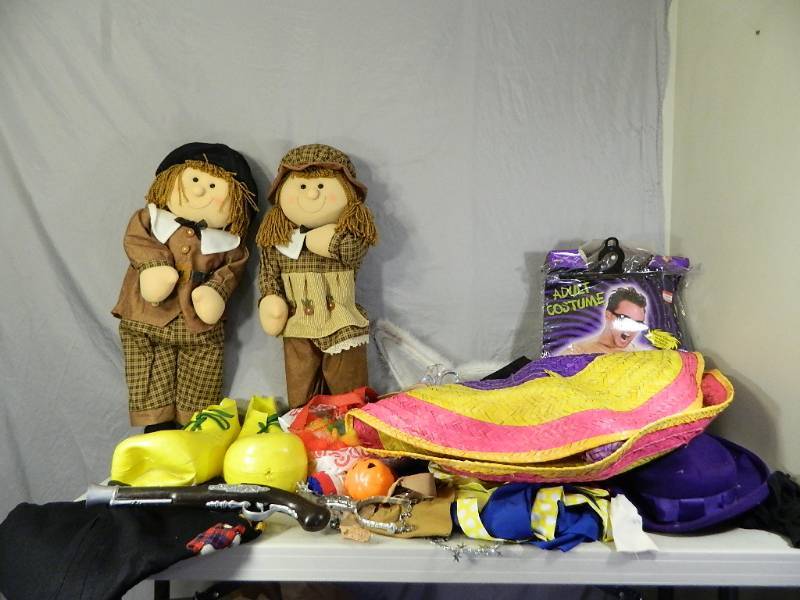 lot 162 image: Halloween Costumes and Pilgrim Dolls
