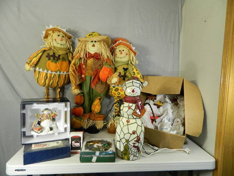 lot 165 image: Holiday Decor