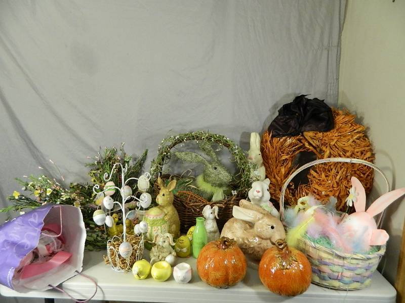 lot 168 image: Holiday Decor