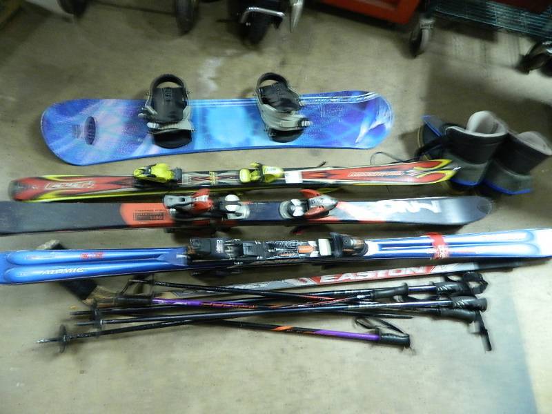 lot 174 image: Snow Skis, Snoboard, Boots, Hockey Stick