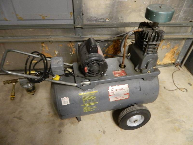lot 3 image: Speedaire Air Compressor