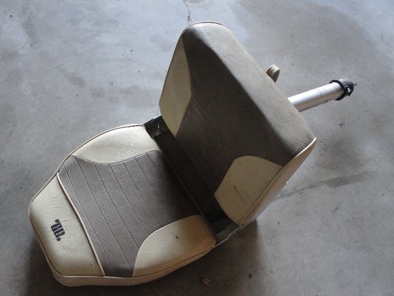 lot 20 image: PEDESTAL BOAT SEAT