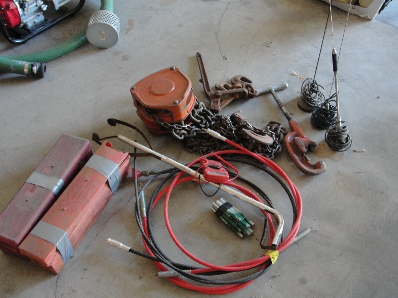 lot 17 image: PITTSBURG  2-TON CHAIN HOIST, MISC ITEMS