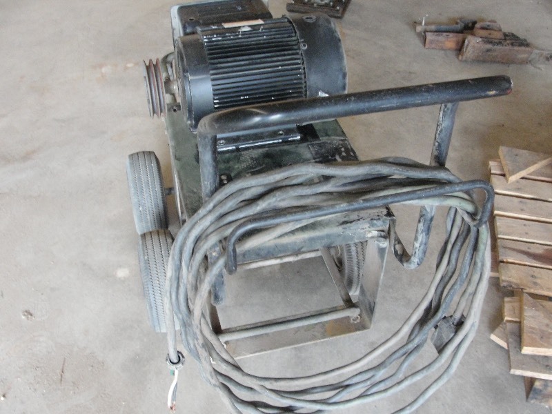 lot 25 image: CART WITH 5 HP MOTOR AND CORD