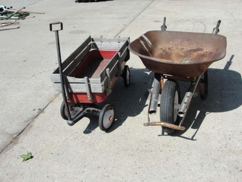 lot 27 image: WHEELBARROW   WAGON