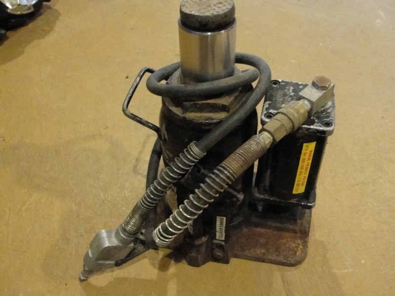 lot 6 image: 20 TON AIR HYDRAULIC JACK