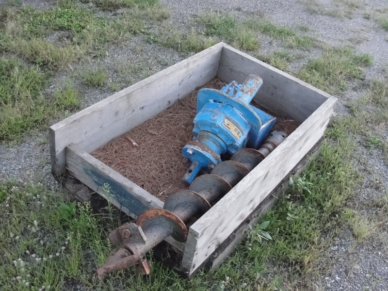 lot 5 image: HYDRAULIC POWER HEAD AND DRILL BIT