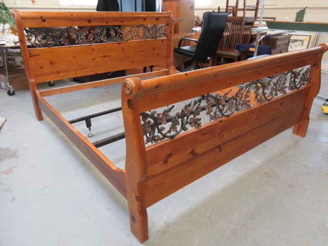 lot 302 image: CANYON KING SIZE SLEIGH BED