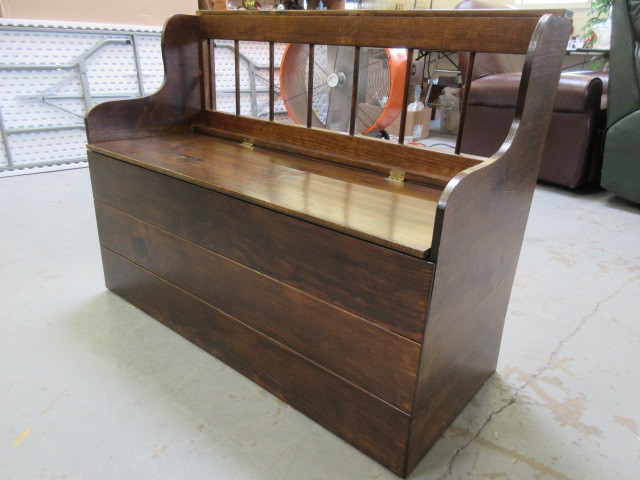lot 309 image: SPINDLE BACK BENCH WITH SEAT LOCKER