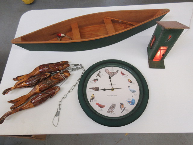 lot 332 image: HANDMADE CABIN DECOR AND BIRD CLOCK