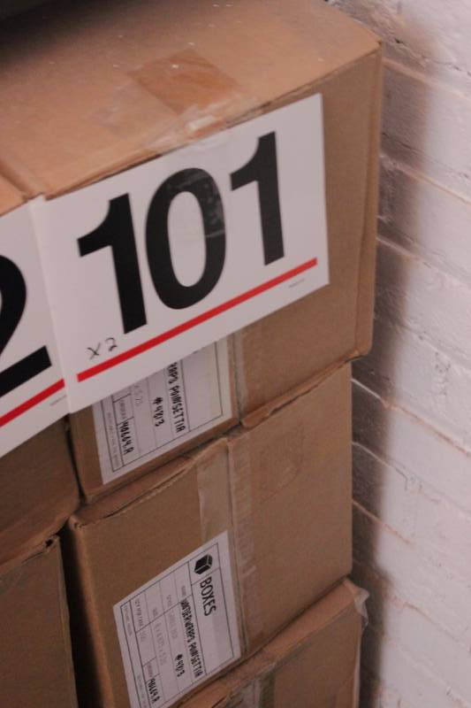 lot 101 image: 200 Poinsettia Gable Gift Boxes with Handle