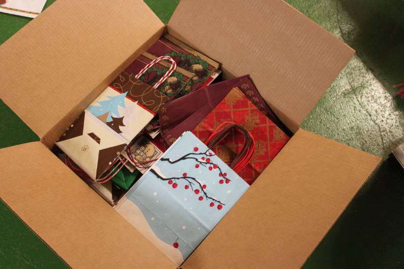 lot 115 image: 150 Medium Size Holiday Gift Bags with Handles