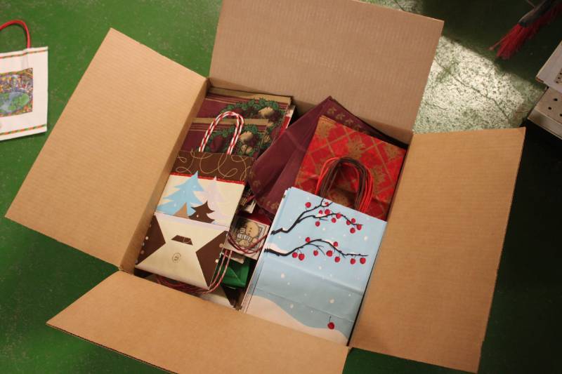 lot 116 image: 300 Medium Size Holiday Gift Bags with Handles