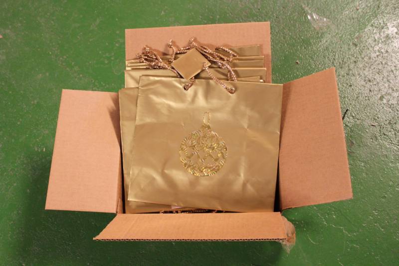 lot 117 image: 96 Gold Sparkle Holiday Gift Bags with Handles