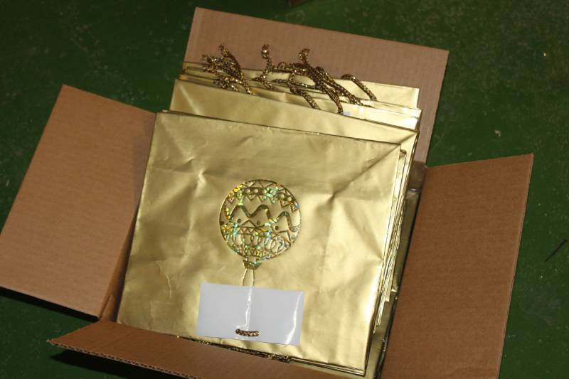 lot 118 image: 240 Gold Sparkle Holiday Gift Bags with Handles