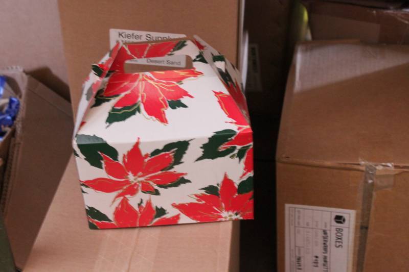 lot 107 image: 400 Santa & Poinsettia Gable Gift Boxes with Handle